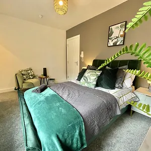 Swanky 10 In The Heart Of - Free Wifi ! Guest house Wakefield